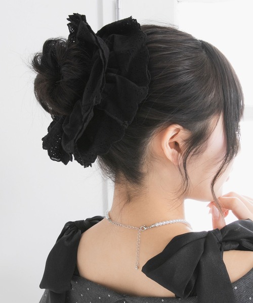 【大人モー感を演出♡】CHANEL シュシュ ヘアアクセ レザー シャネルの「レザー製シュシュ」で春夏スタイルが華やぐ