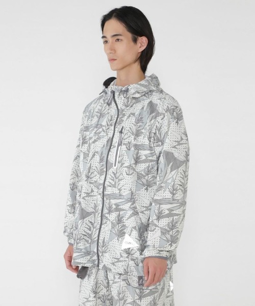 and wander（アンドワンダー）の「GRAMICCI × and wander  brushed nylon jacket ブラッシュドナイロンジャケット（ナイロンジャケット・メンズ・グレー・M/L）」の4枚目の写真