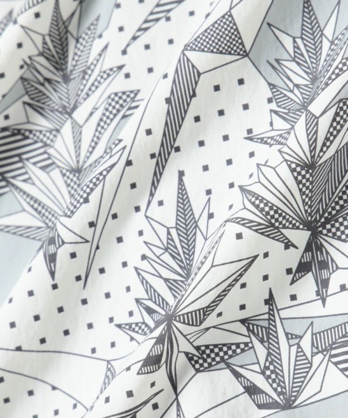 and wander（アンドワンダー）の「GRAMICCI × and wander  brushed nylon jacket ブラッシュドナイロンジャケット（ナイロンジャケット・メンズ・グレー・M/L）」の5枚目の写真