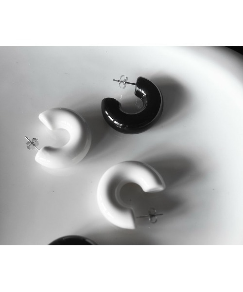 tone(トーン)の「【FU&DUN.C】カラーフープピアス(MA)(ピアス(両耳用)・レディース・ブラック/ホワイト・FREE)」の1枚目の写真