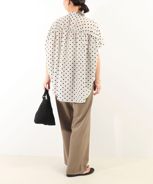 MICO COULIER（ミコクリエ）の「ドットノーカラーオーバーギャザーブラウス（シャツ/ブラウス・レディース・グレー系その他/ブラウン系その他/ホワイト系その他/ベージュ系その他・38）」の7枚目の写真
