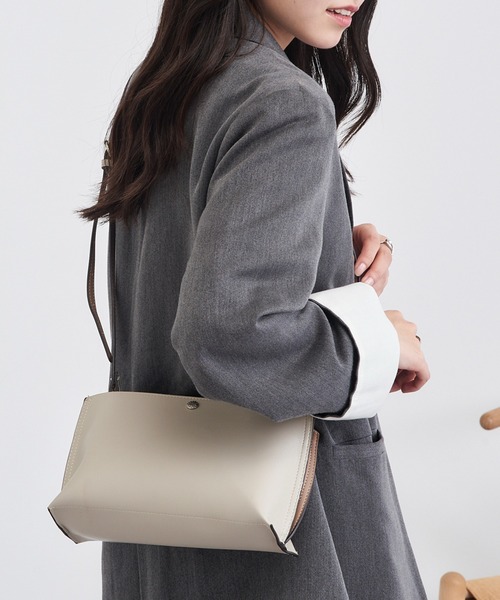 Legato Largo(レガートラルゴ)の「【Legato Largo】LH-P0001Z かるいかばんPU ショルダーバッグ(ショルダーバッグ・レディース・ブラック/グレイッシュベージュ/ライトベージュ・FREE)」の4枚目の写真