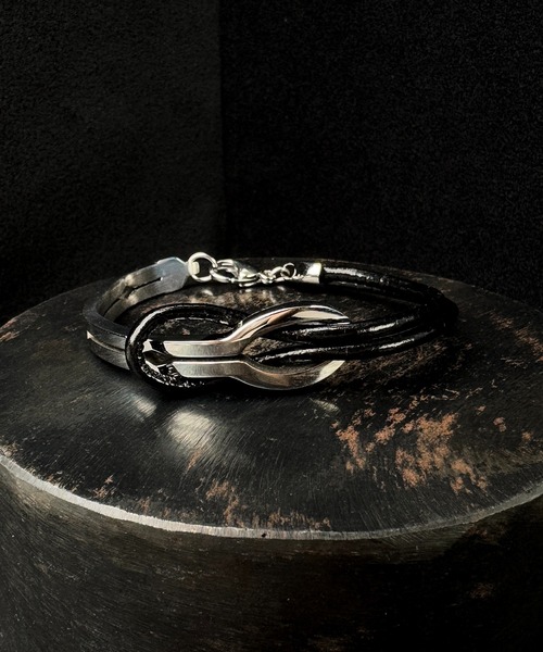 CALIFORNIA OUTFITTERS（カリフォルニア アウトフィッターズ）の「4E7 PUレザーコンビ シルバーブレスレット（ブレスレット・メンズ・シルバー×ブラック/シルバー系・ONESIZE）」の2枚目の写真