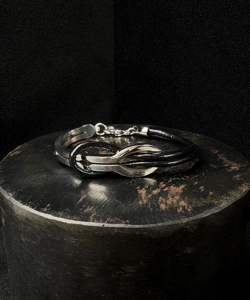 CALIFORNIA OUTFITTERS（カリフォルニア アウトフィッターズ）の「4E7 PUレザーコンビ シルバーブレスレット（ブレスレット・メンズ・シルバー×ブラック/シルバー系・ONESIZE）」の3枚目の写真