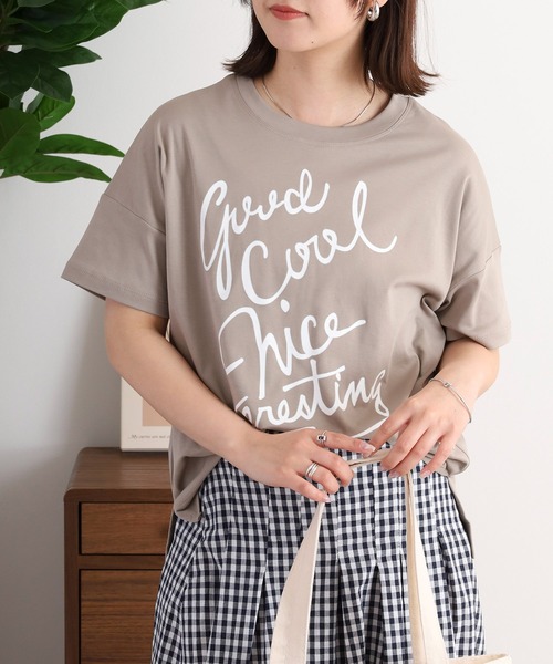 EGLANTINE(エグランティーヌ)の「EGLANTINE でかロゴプリント半袖Tシャツ【日本製】(Tシャツ/カットソー・レディース・ダークグリーン/チャコールグレー/ローズ/レッド/グレイッシュベージュ・40)」の3枚目の写真