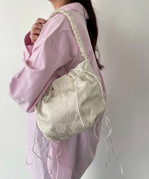 EFOLE(エフォル)の「【ZOZO限定】Shirring jacquard ribbon bag / シャーリング ジャガード リボン バッグ(ハンドバッグ・レディース・ブラック/オフホワイト・FREE)」の7枚目の写真