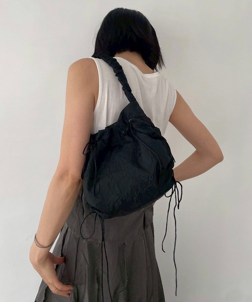 EFOLE(エフォル)の「【ZOZO限定】Shirring jacquard ribbon bag / シャーリング ジャガード リボン バッグ(ハンドバッグ・レディース・ブラック/オフホワイト・FREE)」の5枚目の写真