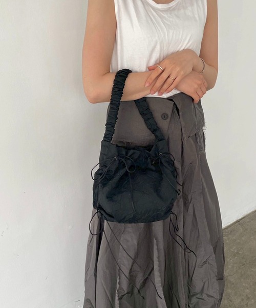 EFOLE(エフォル)の「【ZOZO限定】Shirring jacquard ribbon bag / シャーリング ジャガード リボン バッグ(ハンドバッグ・レディース・ブラック/オフホワイト・FREE)」の4枚目の写真