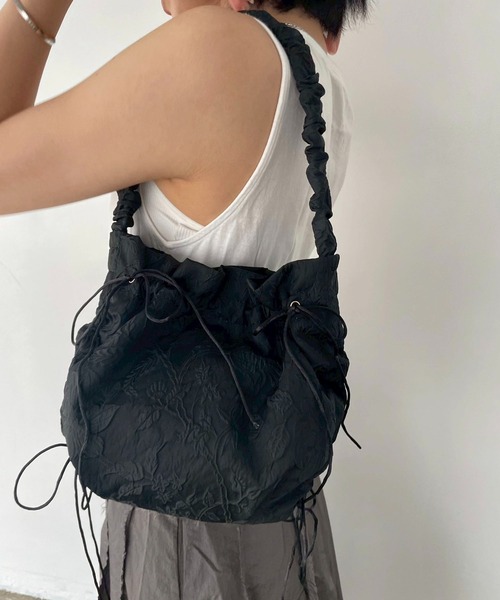 EFOLE(エフォル)の「【ZOZO限定】Shirring jacquard ribbon bag / シャーリング ジャガード リボン バッグ(ハンドバッグ・レディース・ブラック/オフホワイト・FREE)」の3枚目の写真