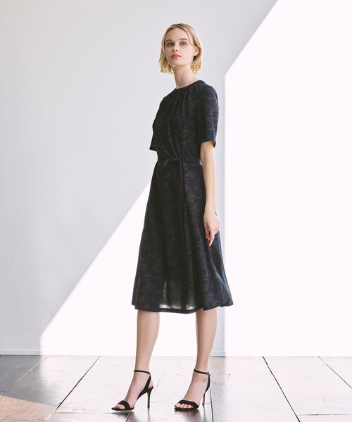MACKINTOSH LONDON(マッキントッシュ ロンドン)の「【BIBURY FLOWER】ドローイングシャドーバイブリーワンピース(ワンピース・レディース・ネイビー/ブルー・38/40)」の3枚目の写真