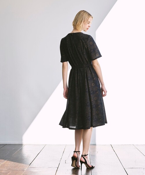 MACKINTOSH LONDON(マッキントッシュ ロンドン)の「【BIBURY FLOWER】ドローイングシャドーバイブリーワンピース(ワンピース・レディース・ネイビー/ブルー・38/40)」の4枚目の写真