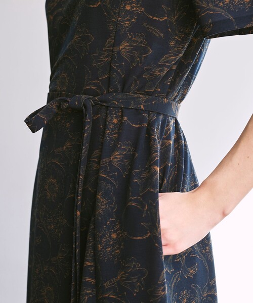 MACKINTOSH LONDON(マッキントッシュ ロンドン)の「【BIBURY FLOWER】ドローイングシャドーバイブリーワンピース(ワンピース・レディース・ネイビー/ブルー・38/40)」の5枚目の写真