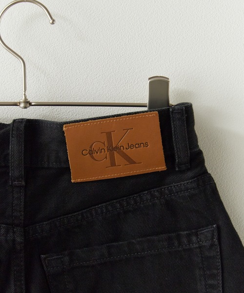 Calvin Klein（カルバン・クライン）の「Calvin Klein/カルバンクライン TROUSER BARREL SOFT BLACK トラウザーパンツ（デニムパンツ・レディース・ブラック・26/28）」の4枚目の写真