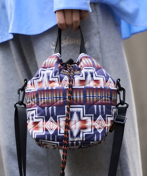 KiU(キウ)の「【PENDLETON × KiU LIMITED ITEM】ペンドルトン パデッドポケッタフルミニバッグ(ショルダーバッグ・レディース・ネイビー/カーキ・FREE)」の1枚目の写真