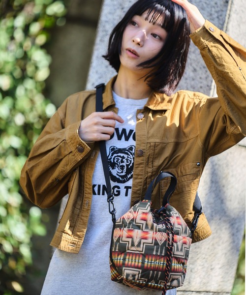 KiU(キウ)の「【PENDLETON × KiU LIMITED ITEM】ペンドルトン パデッドポケッタフルミニバッグ(ショルダーバッグ・レディース・ネイビー/カーキ・FREE)」の2枚目の写真