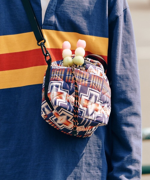KiU(キウ)の「【PENDLETON × KiU LIMITED ITEM】ペンドルトン パデッドポケッタフルミニバッグ(ショルダーバッグ・レディース・ネイビー/カーキ・FREE)」の3枚目の写真