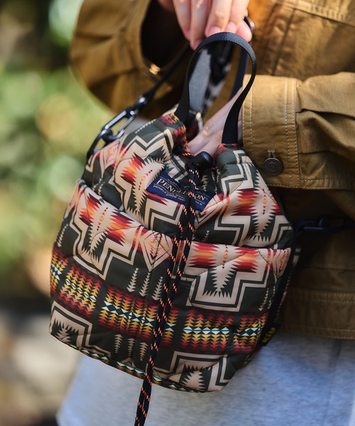 KiU(キウ)の「【PENDLETON × KiU LIMITED ITEM】ペンドルトン パデッドポケッタフルミニバッグ(ショルダーバッグ・レディース・ネイビー/カーキ・FREE)」の5枚目の写真