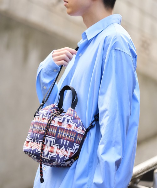 KiU(キウ)の「【PENDLETON × KiU LIMITED ITEM】ペンドルトン パデッドポケッタフルミニバッグ(ショルダーバッグ・レディース・ネイビー/カーキ・FREE)」の6枚目の写真