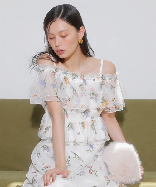 AND COUTURE(アンドクチュール)の「ボタニカル柄刺繍チュールブラウス(シャツ/ブラウス・レディース・オフホワイト/ブラック・FREE)」の2枚目の写真
