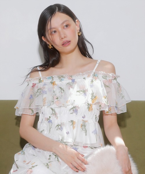 AND COUTURE(アンドクチュール)の「ボタニカル柄刺繍チュールブラウス(シャツ/ブラウス・レディース・オフホワイト/ブラック・FREE)」の3枚目の写真