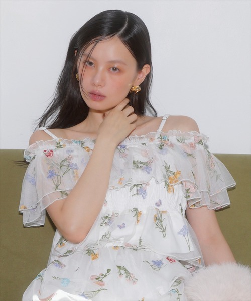AND COUTURE(アンドクチュール)の「ボタニカル柄刺繍チュールブラウス(シャツ/ブラウス・レディース・オフホワイト/ブラック・FREE)」の4枚目の写真