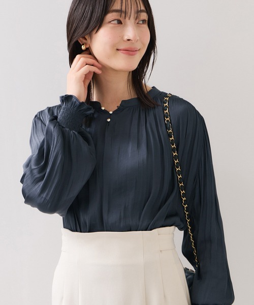 VIS(ビス)の「割繊シャーリングブラウス/2WAY・イージーケア(シャツ/ブラウス・レディース・ピンク/チャコールグレー/オフホワイト・FREE)」の2枚目の写真