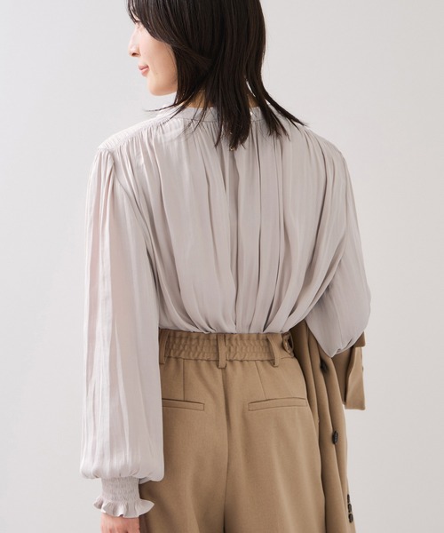 VIS(ビス)の「割繊シャーリングブラウス/2WAY・イージーケア(シャツ/ブラウス・レディース・ピンク/チャコールグレー/オフホワイト・FREE)」の6枚目の写真