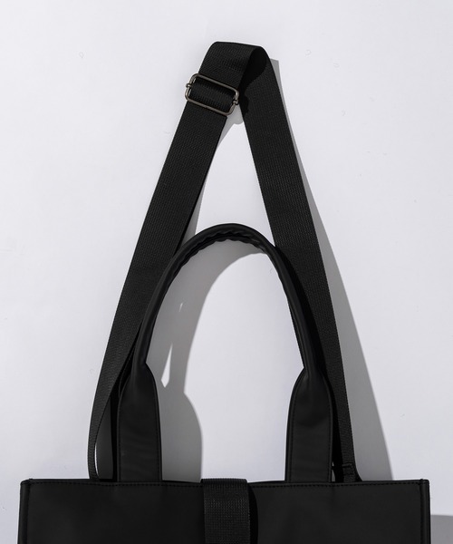 1PIU1UGUALE3 RELAXシンセティックレザー バックルベルト トート 1PIU1UGUALE3 RELAX(ウノピゥウノウグァーレトレ リラックス