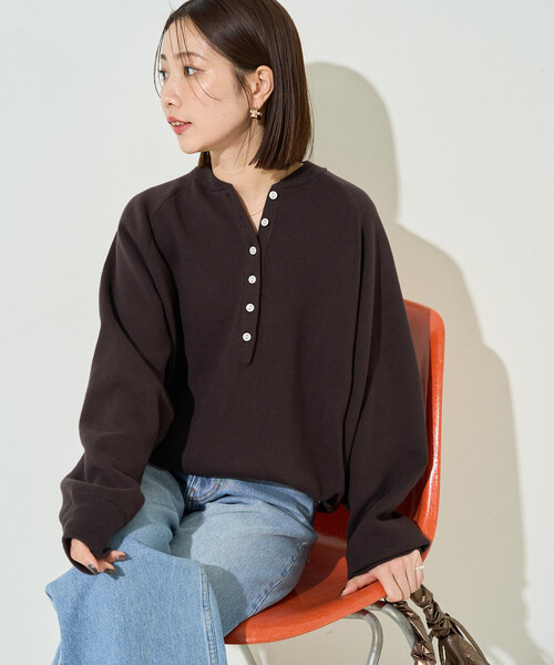 FREAK'S STORE(フリークスストア)の「限定展開 スウェットライク ヘンリーネック ニット プルオーバー(ニット/セーター・レディース・ライトグレー/レッド/イエロー/ブラック/ブルー/ナチュラル/ダークブラウン・フリ-)」の3枚目の写真