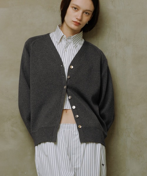 ADAM ET ROPE'(アダムエロペ)の「【WEB限定】カシミヤMIXメニーボタンカーディガン(カーディガン/ボレロ・レディース・チャコールグレー/ブラック/ダークブラウン/レッド・FREE)」の21枚目の写真