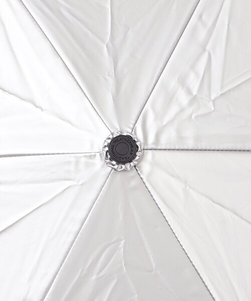 Traditional Weatherwear(トラディショナルウェザーウェア)の「Traditional Weatherwear: ライト ウェイト アンブレラ(折りたたみ傘)(折りたたみ傘・レディース・オフホワイト/シルバー・ONE SIZE)」の6枚目の写真