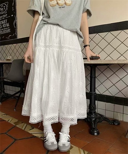 Dream garden(ドリームガーデン)の「レース切り替え刺繍ティアードスカート(スカート・レディース・ブラック/ホワイト/キナリ・FREE)」の2枚目の写真