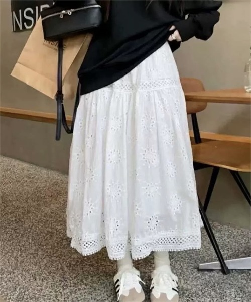 Dream garden(ドリームガーデン)の「レース切り替え刺繍ティアードスカート(スカート・レディース・ブラック/ホワイト/キナリ・FREE)」の9枚目の写真
