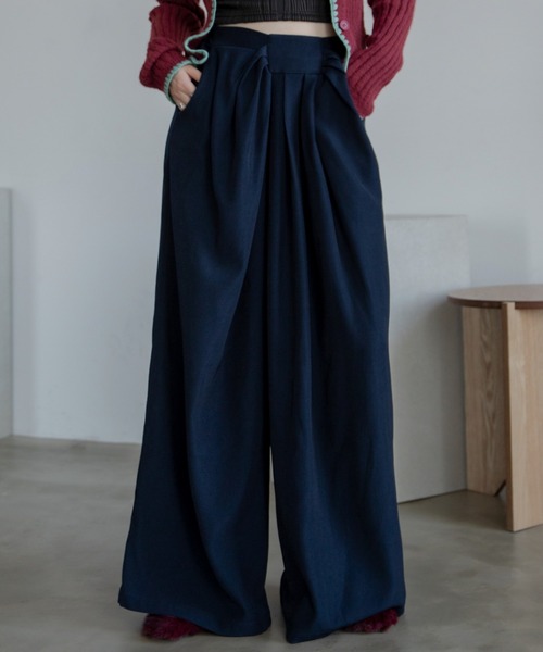VACANCY(ヴァカンシー)の「ドレープシルエットワイドイージーパンツ(スラックス・レディース・ネイビー/ブラウン・LARGE/MEDIUM/SMALL)」の15枚目の写真