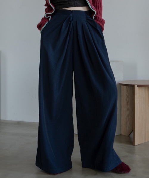 VACANCY(ヴァカンシー)の「ドレープシルエットワイドイージーパンツ(スラックス・レディース・ネイビー/ブラウン・LARGE/MEDIUM/SMALL)」の14枚目の写真