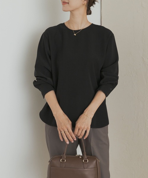 URBAN RESEARCH DOORS（アーバンリサーチドアーズ）の「『静電気防止/毛玉防止』ジョーゼットクルーネックブラウス（シャツ/ブラウス・レディース・ベージュ系その他/オフホワイト/ブラック・MEDIUM）」の3枚目の写真