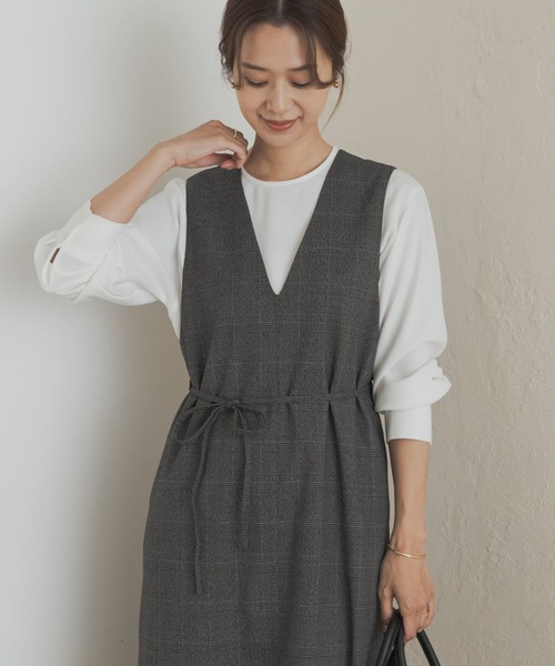 URBAN RESEARCH DOORS（アーバンリサーチドアーズ）の「『静電気防止/毛玉防止』ジョーゼットクルーネックブラウス（シャツ/ブラウス・レディース・ベージュ系その他/オフホワイト/ブラック・MEDIUM）」の4枚目の写真