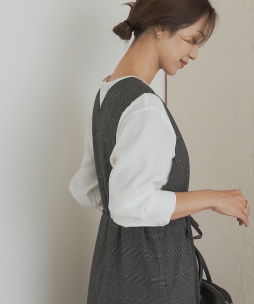 URBAN RESEARCH DOORS（アーバンリサーチドアーズ）の「『静電気防止/毛玉防止』ジョーゼットクルーネックブラウス（シャツ/ブラウス・レディース・ベージュ系その他/オフホワイト/ブラック・MEDIUM）」の5枚目の写真