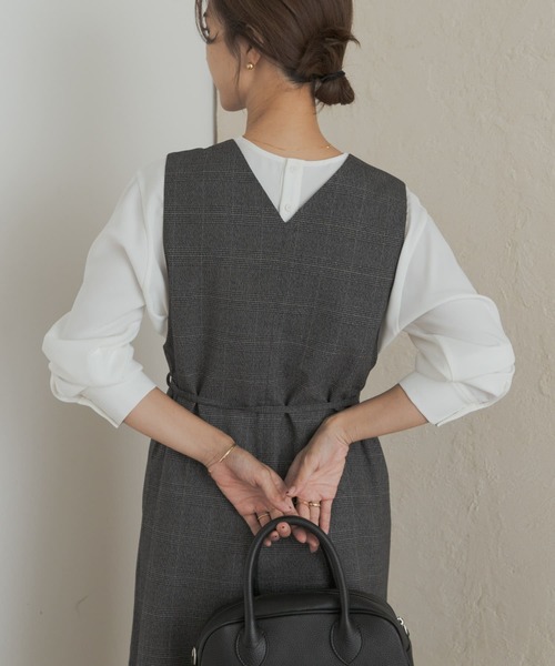 URBAN RESEARCH DOORS（アーバンリサーチドアーズ）の「『静電気防止/毛玉防止』ジョーゼットクルーネックブラウス（シャツ/ブラウス・レディース・ベージュ系その他/オフホワイト/ブラック・MEDIUM）」の6枚目の写真