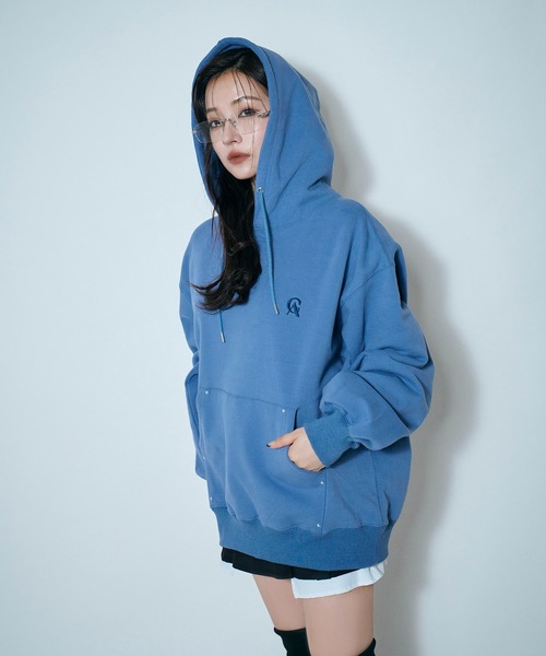 ANDGEEBEE（アンジービー）の「UNISEX 裏起毛パッチロゴパーカー（パーカー・レディース・ブルー/カーキ・FREE）」の13枚目の写真