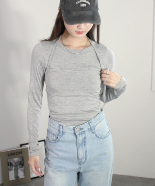 Reurie'(レウリィ)の「ビスチェ風レイヤードトップス / 長袖 クルーネック 薄手 シンプル カジュアル Y2K 韓国 モノトーン(Tシャツ/カットソー・レディース・グレー/ブラック・FREE)」の8枚目の写真