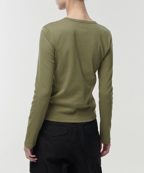 MUSINSA STANDARD WOMAN（ムシンサスタンダードウーマン）の「ウィメンズスリムクルーネック長袖Tシャツ[ライトモス]（Tシャツ/カットソー・レディース・その他・SMALL/X-SMALL/LARGE/MEDIUM）」の6枚目の写真