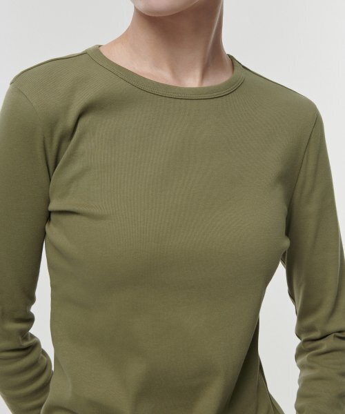 MUSINSA STANDARD WOMAN（ムシンサスタンダードウーマン）の「ウィメンズスリムクルーネック長袖Tシャツ[ライトモス]（Tシャツ/カットソー・レディース・その他・SMALL/X-SMALL/LARGE/MEDIUM）」の7枚目の写真