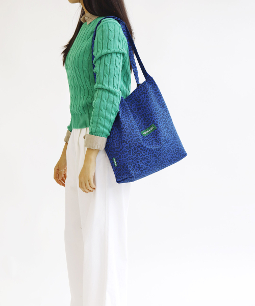 GREEN STUFF(グリーンスタッフ)の「boxy bag 53 - leopard blue(エコバッグ/サブバッグ・レディース・その他・FREE)」の4枚目の写真