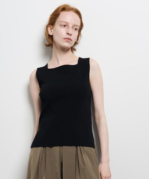 LANVIN en Bleu（ランバンオンブルー）の「スクエアネックノースリーブニット（ニット/セーター・レディース・グレー/ブラック/イエロー・38）」の2枚目の写真