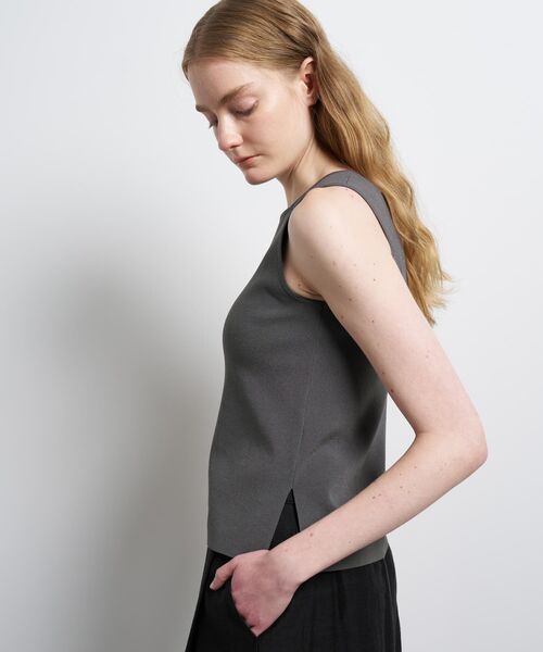 LANVIN en Bleu（ランバンオンブルー）の「スクエアネックノースリーブニット（ニット/セーター・レディース・グレー/ブラック/イエロー・38）」の16枚目の写真