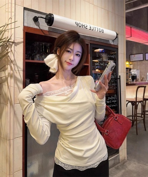 Ritzy(リッツィー)の「レースレイヤード風Vネックトップス(Tシャツ/カットソー・レディース・ホワイト・L/M)」の1枚目の写真