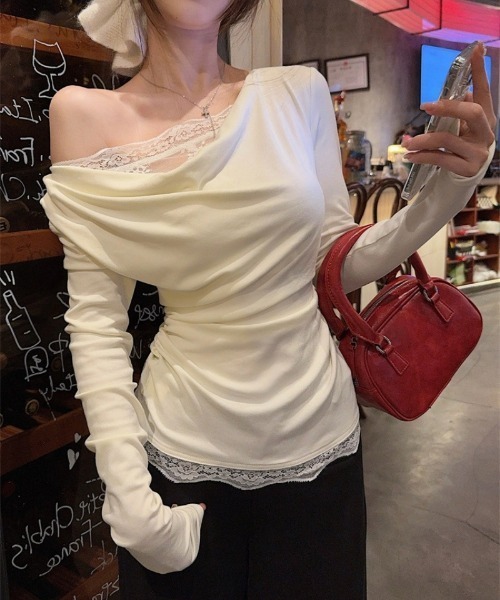 Ritzy(リッツィー)の「レースレイヤード風Vネックトップス(Tシャツ/カットソー・レディース・ホワイト・L/M)」の2枚目の写真