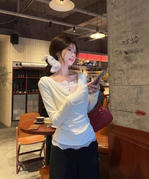 Ritzy(リッツィー)の「レースレイヤード風Vネックトップス(Tシャツ/カットソー・レディース・ホワイト・L/M)」の4枚目の写真