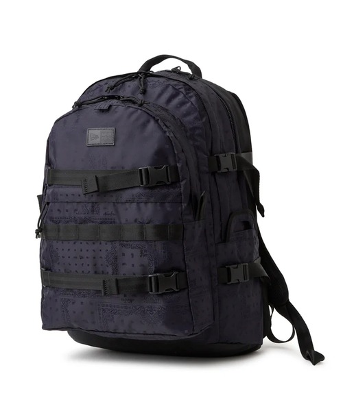 NEW ERA(ニューエラ)の「NEW ERA/ニューエラ バックパック キャリアパック 35L ネイビーペイズリー 14750922(バックパック/リュック・メンズ・ネイビー・FREE)」の1枚目の写真